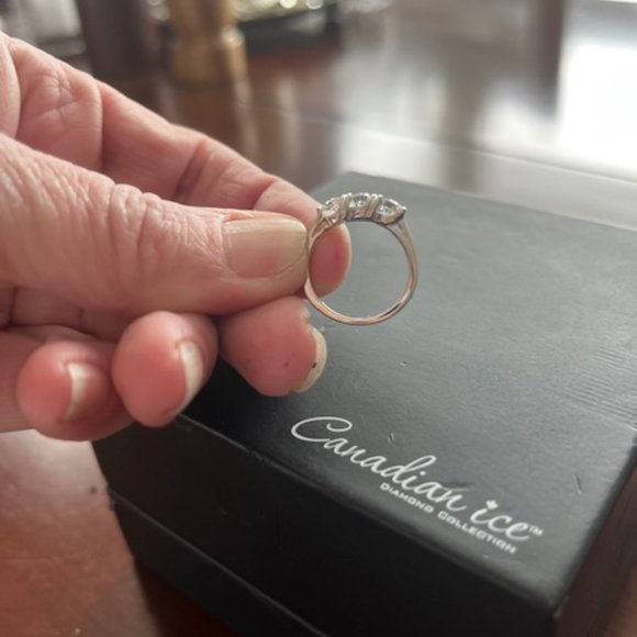 Canadian Ice 3 stone diamond ring. - Picture 3 of 6